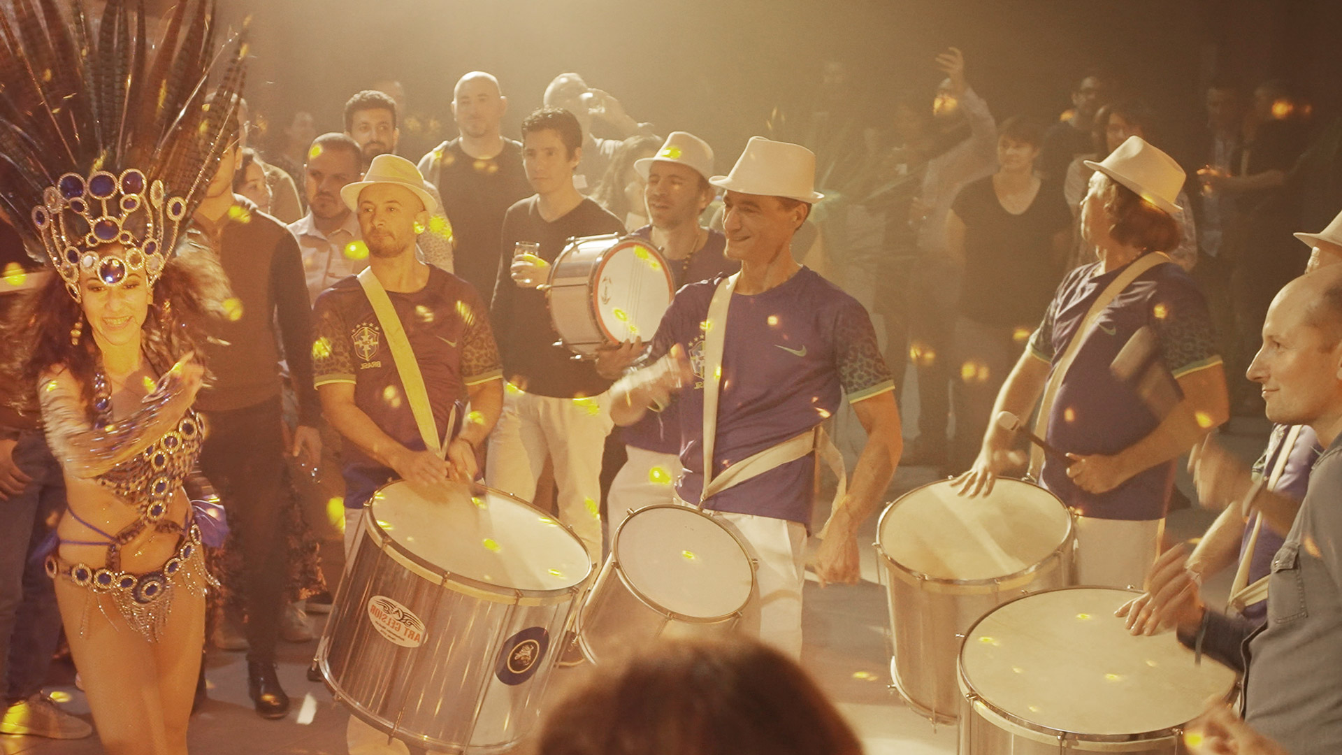 Musiciens de batucada et danseuse brésilienne en spectacle lors d'une soirée