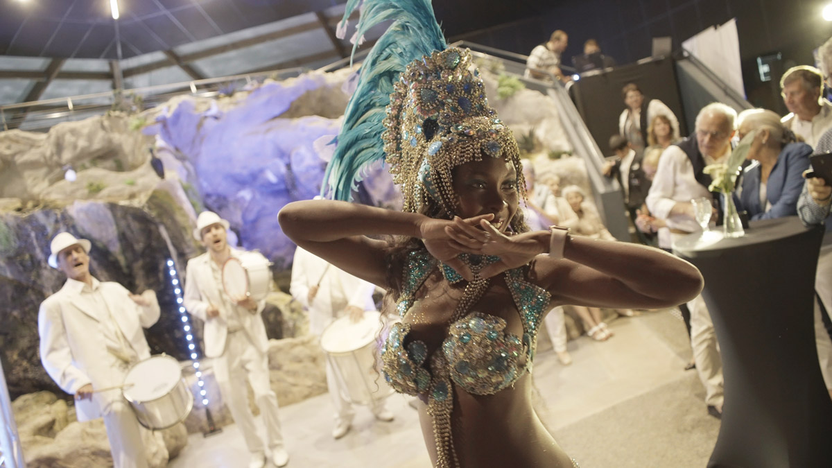 Danseuse brésilienne en costume à plumes lors d'une soirée en Loire-Atlantique