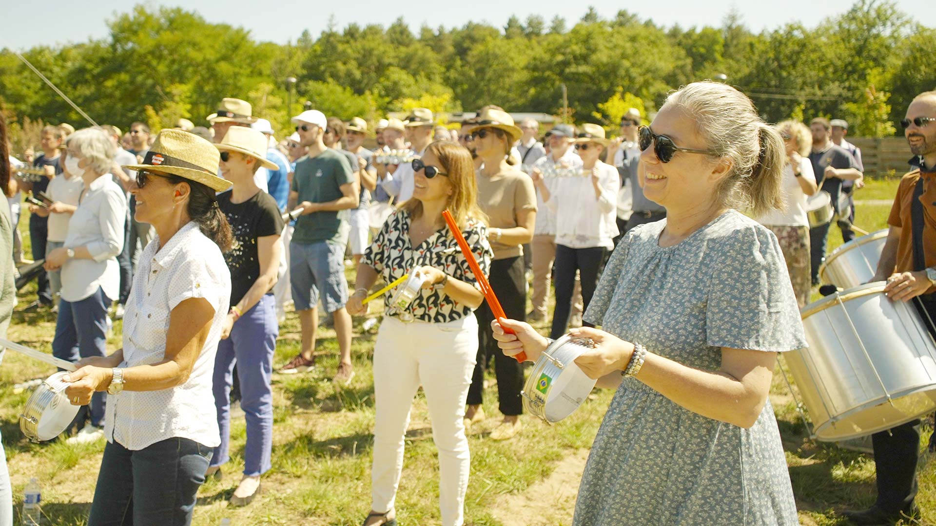 Participants à un team building percussions brésiliennes en plein air